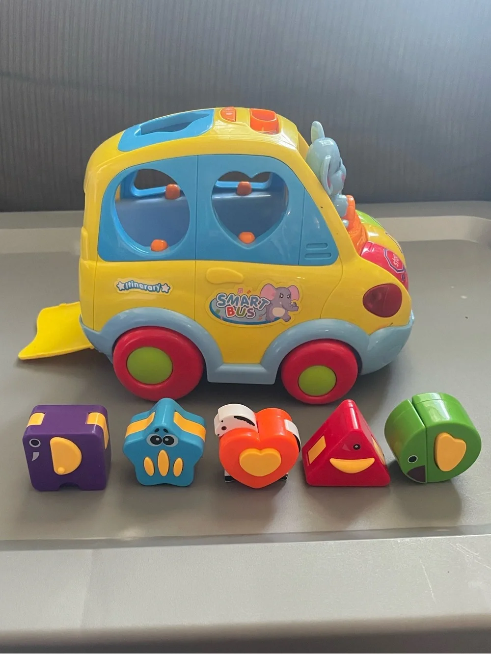 Huile Toys Smart Bus Shape-Sorting Toy 5 Colorful Animal Blocks Moves Musical